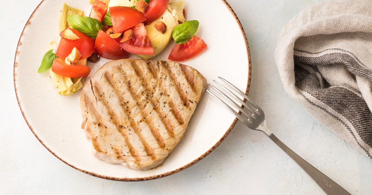 Gegrilde tonijn met tomatensalade Visrecepten.nl